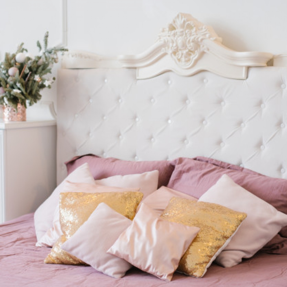 pink-gold-pillows-large-double-bed-bedroom-decorated-christmas_121837-558