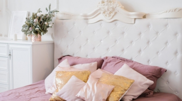 pink-gold-pillows-large-double-bed-bedroom-decorated-christmas_121837-558